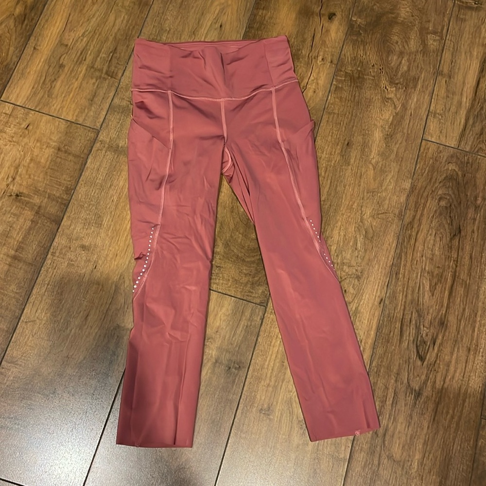 Never worn Lululemon capris